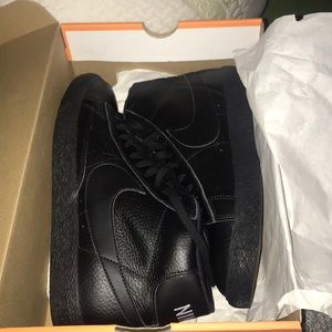 Black nike blazer mid prm